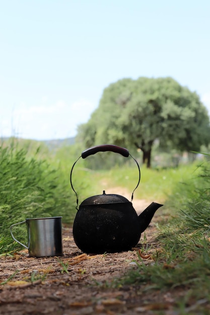 Théière de camping noire et tasse en métal