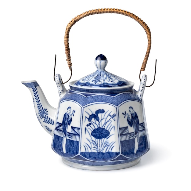 Théière chinoise en céramique traditionnelle vintage sur fond blanc