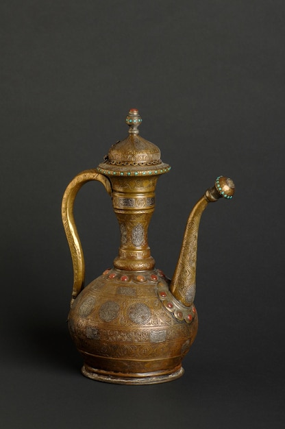 Théière en métal oriental antique sur fond sombre vaisselle en bronze antique