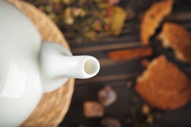 Théière sur table en bois