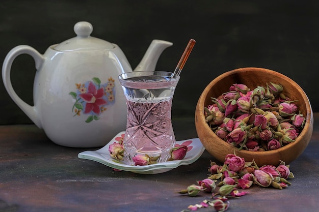 Une théière et une tasse de thé avec des fleurs dessus