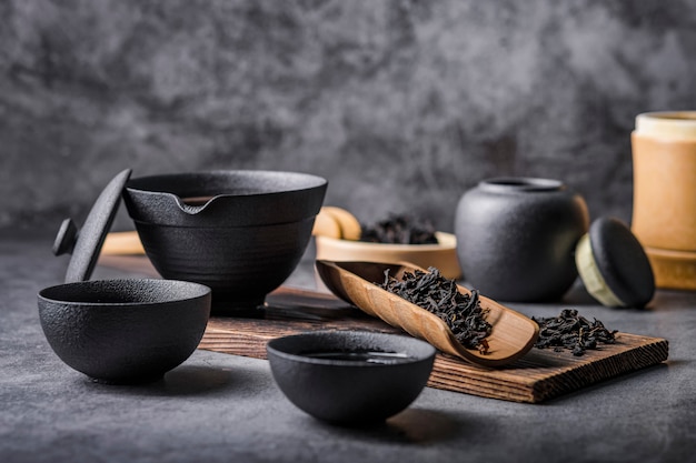 Théière et tasses en céramique aux herbes noires