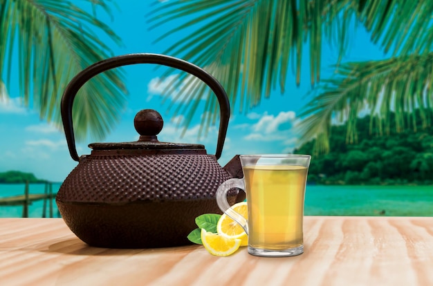 Théière avec thé au citron sur la table en bois image