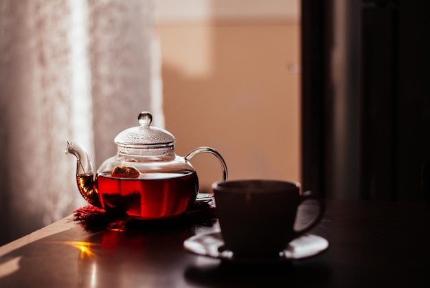 une théière de thé tasse blanche petit déjeuner cérémonie du thé tea party