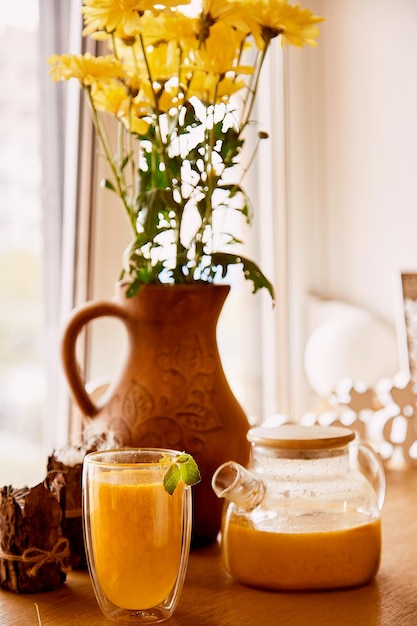 Théière en verre d'automne sain de thé naturel à l'argousier Tisane biologique à immunité accrue à la maison confortable