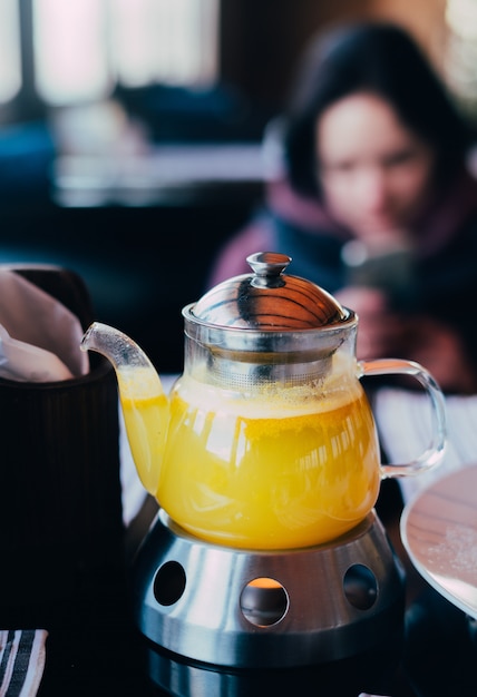 Théière en verre avec bougie, thé à l'argousier