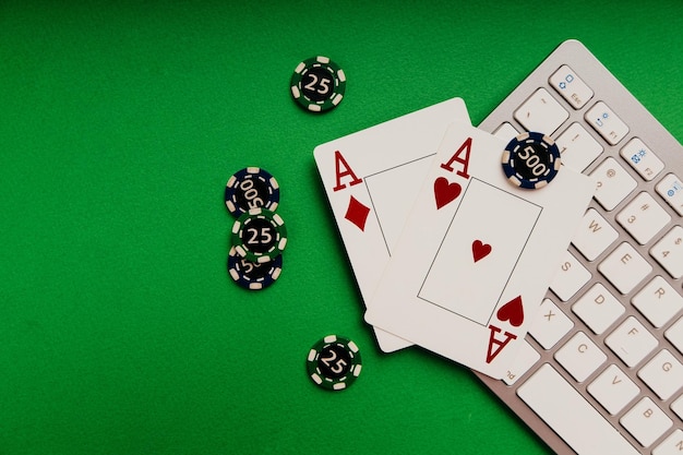 Thème de casino en ligne avec cartes à jouer et jetons sur une table verte Vue de dessus