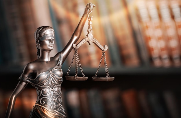 Thème du droit, maillet du juge, bureau en bois, livres