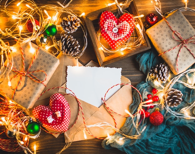 Thème de Noël sur une table en bois.