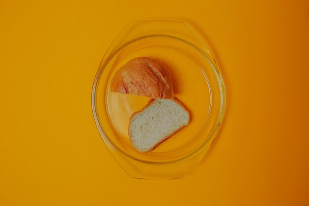 Thème de régime et de perte de poids. Du pain sur la plaque de verre.