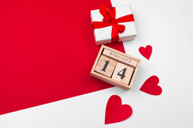 Thème Saint Valentin Avec Calendrier De Bloc En Bois, Cadeau Et Coeurs