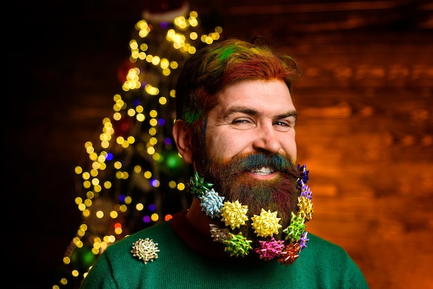Thème vacances de noël et nouvel an nouvel an vêtements de mode homme barbu drôle dans un concept festif