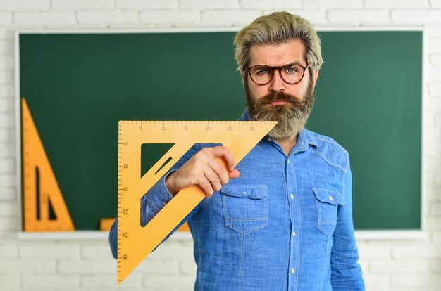 Théorème Enseignant talentueux Concept scientifique Enseignant barbu mature à lunettes Cours privé Retour à l'école Étudier les mathématiques Homme encadrant des projets scolaires Matière de mathématiques Géométrie et algèbre