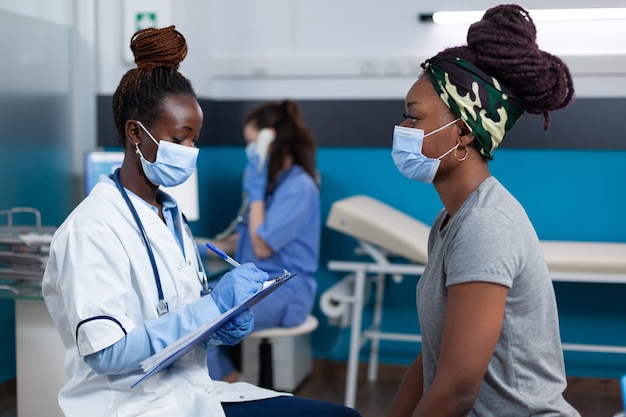 Thérapeute afro-américain portant un masque de protection pour prévenir l'infection par le covid