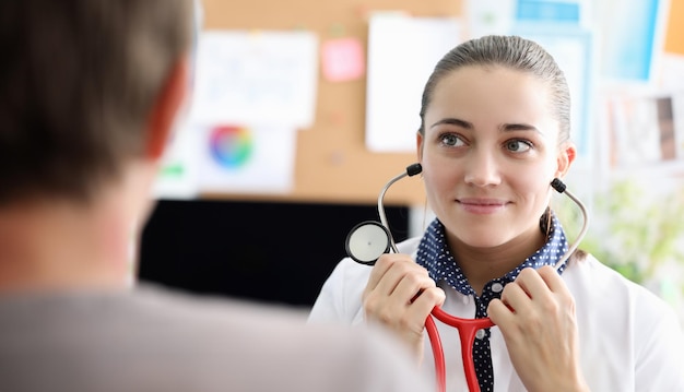 Le thérapeute enlève les écouteurs du stéthoscope.