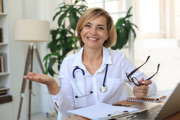 Thérapeute médecin femme d'âge moyen en consultation.