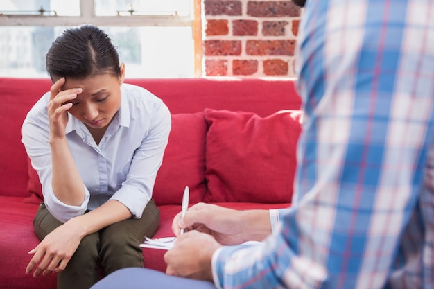 Thérapeute prenant des notes sur son patient