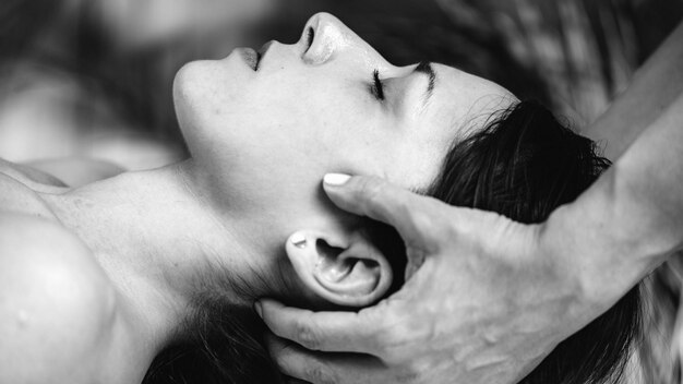 Photo thérapie craniosacrale ou massage cst de la tête d'une femme