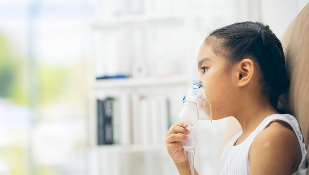 thérapie d&#39;inhalation de l&#39;enfant par le masque de l&#39;inhalateur avec la fumée douce de bronc