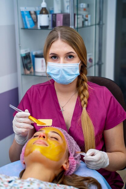 Thérapie de procédure de cosmétologie de salon. Traitement cosmétique de soins de la peau du patient.