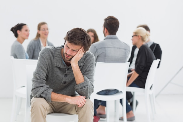 Thérapie en session en cercle alors que l&#39;homme au premier plan