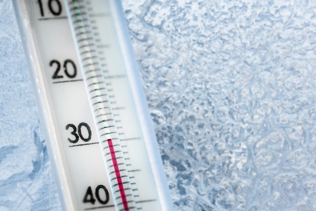 Le thermomètre indique une température basse de moins celsius, prévision météorologique d'un jour glacial et de glace