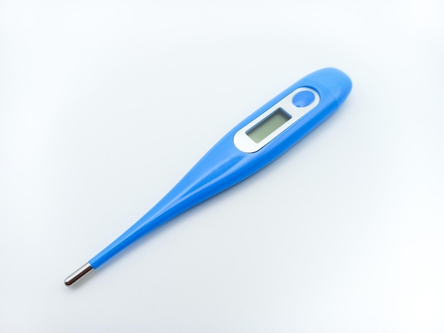 Thermomètre numérique bleu isolé sur fond blanc vue inclinée
