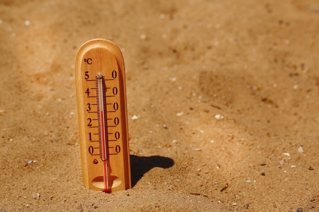 Photo thermomètre en rapprochement du sable