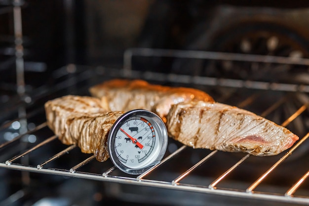 Photo thermomètre à rôtir de boeuf