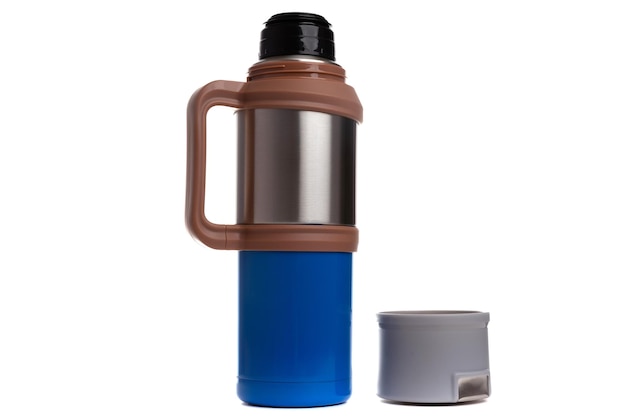 Thermos en métal avec insert en plastique bleu poignée marron sur fond blanc