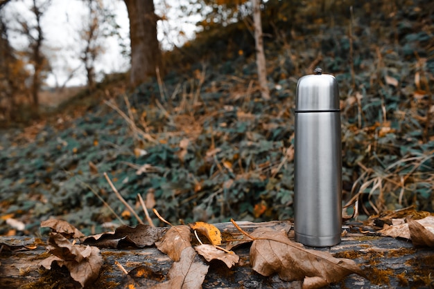 Thermos sous vide en métal dans la forêt