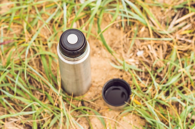 Thermos avec thé chaud en automne