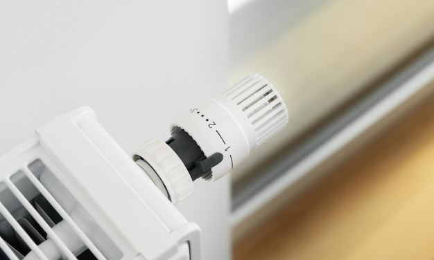 Le thermostat régulant la température du radiateur est réglé sur la valeur minimale