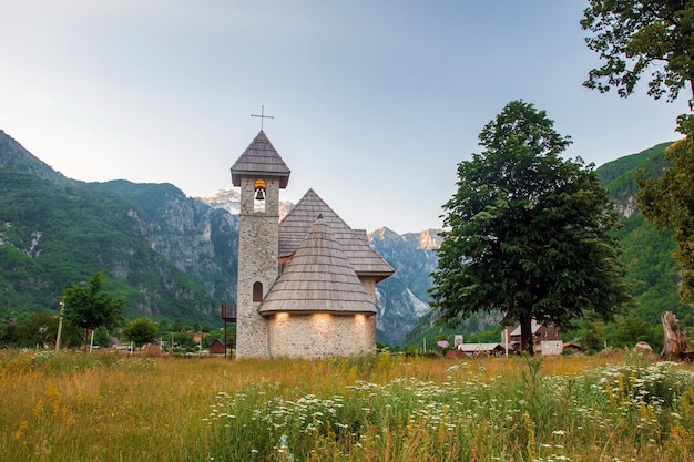 Theth village de montagne dans la vallée de Theth Albanie