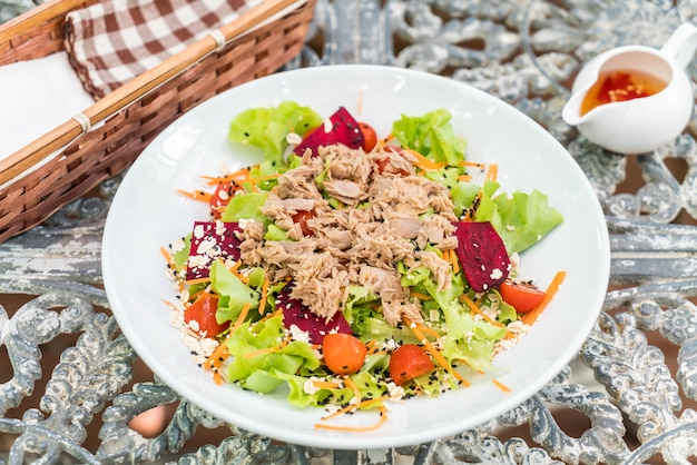 thon aux légumes salade, sésame et sauce épicée