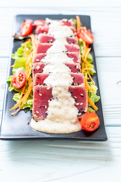 thon frais cru avec salade de légumes et sauce