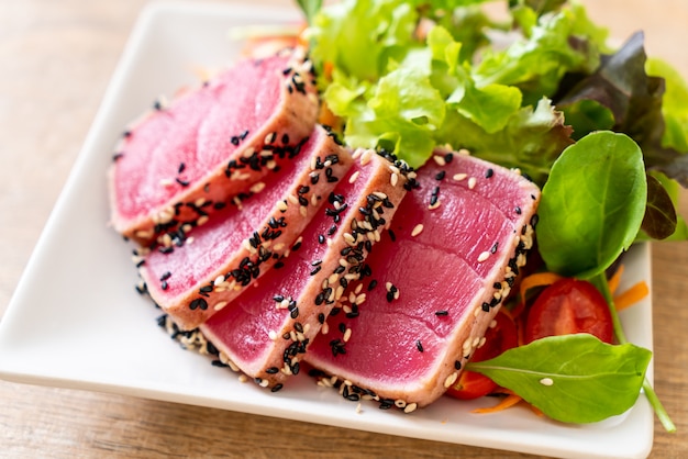 thon frais cru à la salade de légumes