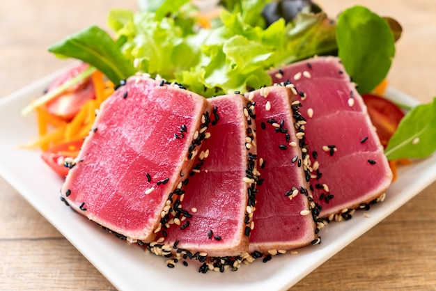 thon frais cru avec salade de légumes