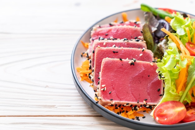 thon frais cru avec salade de légumes