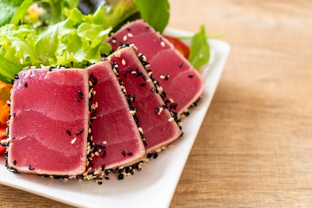 thon frais cru avec salade de légumes