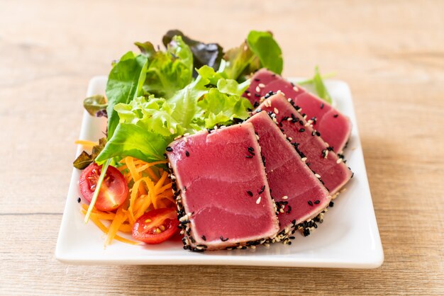 thon frais cru avec salade de légumes