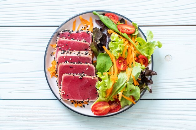 thon frais cru avec salade de légumes