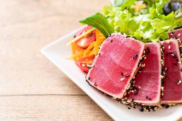 thon frais cru avec salade de légumes