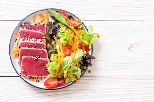 thon frais cru avec salade de légumes