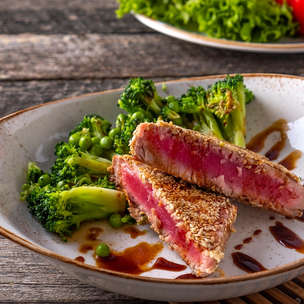 Thon frit aux légumes sur une assiette dans un style rustique