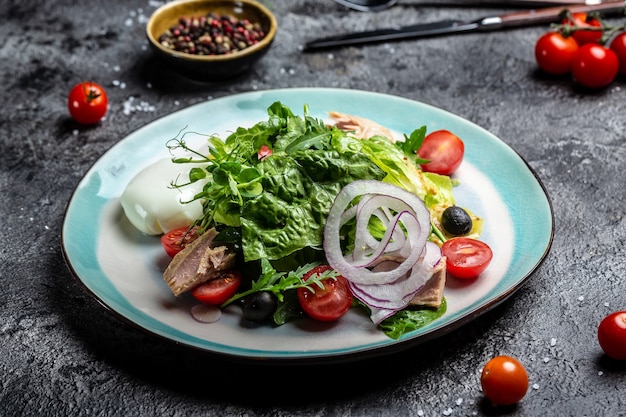 Thon avec salade de légumes et oeuf poché