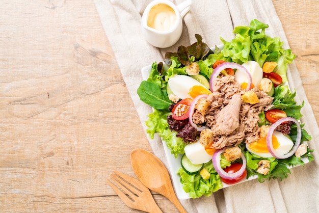 Thon avec salade de légumes et oeufs