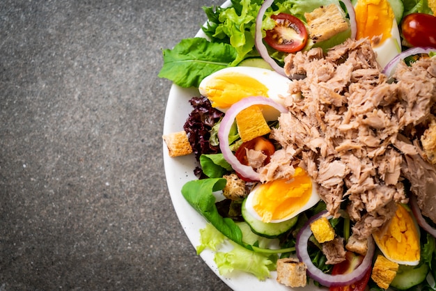 Thon avec salade de légumes et oeufs