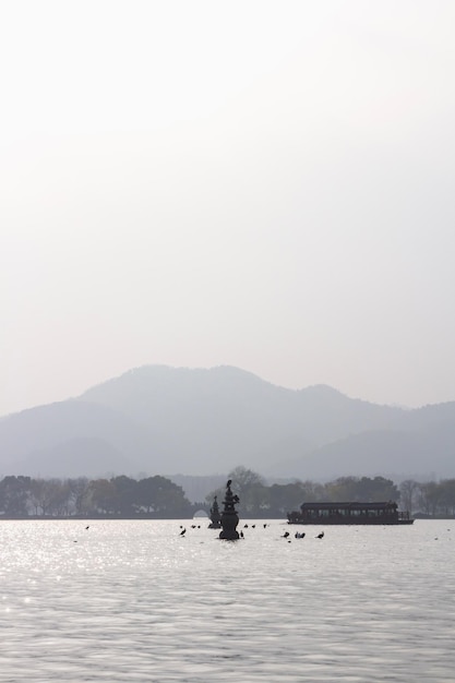 Three Pools Mirroring the Moon, est situé dans la partie centrale sud du lac ouest de Hangzhou.