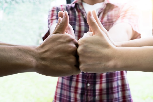 Thumbs Up et succès du travail d&#39;équipe.